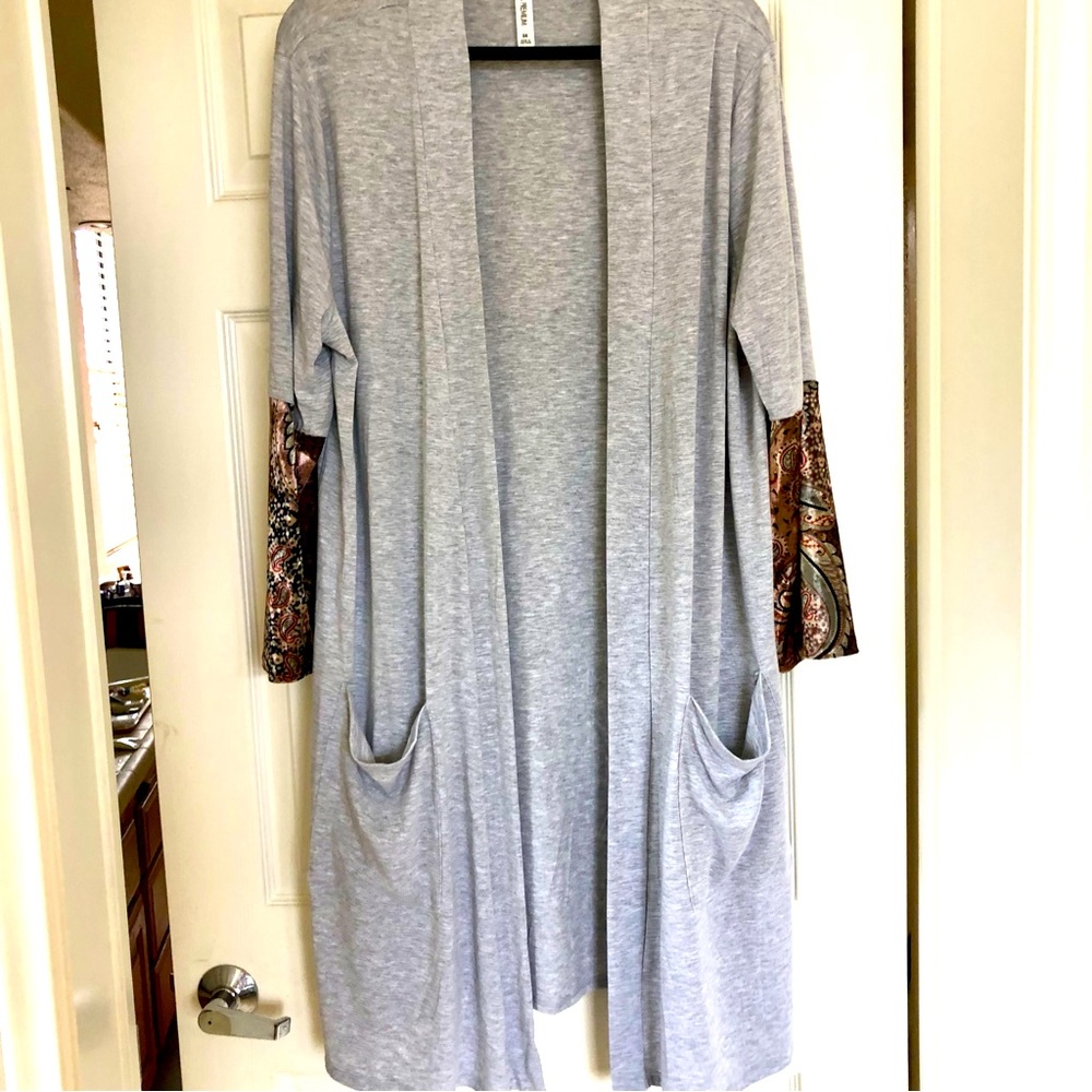 Duster coat with pockets and velvet sleeves